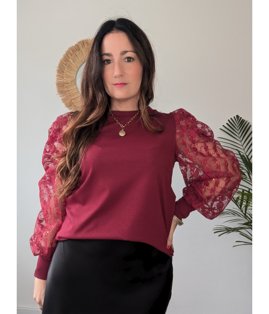 CAMISETA CON MANGAS DE ENCAJE Y LENTEJUELAS